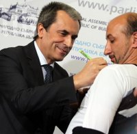 Орешарски раздава автографи, пускат тениски и рокли с неговия лик (снимки)