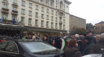 орешарски влезе централния вход шератон получи освирквания аплодисменти