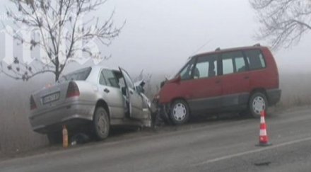 адски челен сблъсък пикап бус мъглата трима загинаха двама тежко ранени обновена