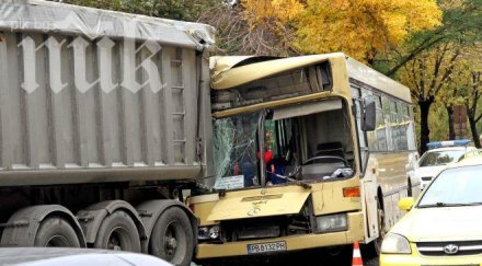 двама пътници пострадаха катастрофа автобус пловдив обновенаснимка