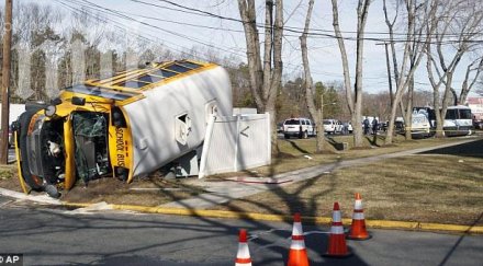деца болница сблъсък камион училищен автобус видео