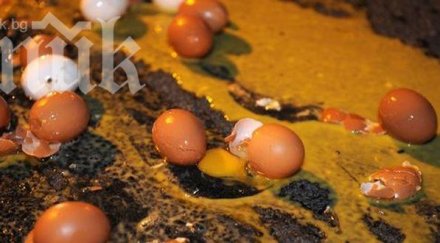 екшън бургас бивш военен хвърля яйца картофи малки момиченца