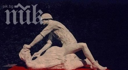 шок направиха паметник съветски войник изнасилващ бременна германка