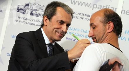 орешарски раздава автографи пускат тениски рокли неговия лик снимки