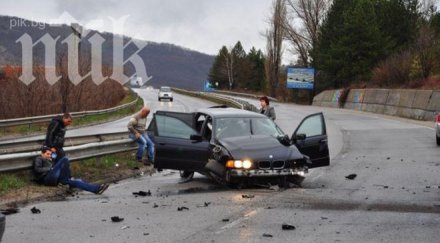 мокрият асфалт обърна рено еспейс пътя русе бяла