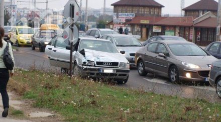 икарус градския транспорт отнесе автомобил варна