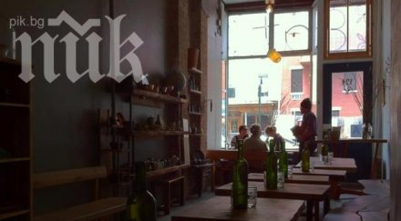 ресторант сервира вечеря мълчите