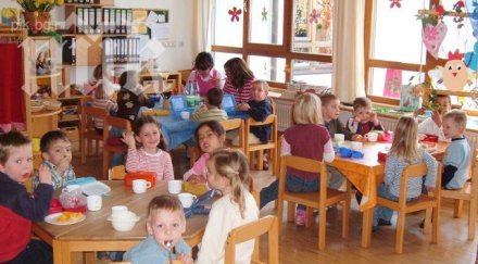 падна таванът пригодена детска градина стая малчугани бяха вътре