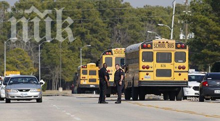 въоръжен мъж атакува училищен автобус