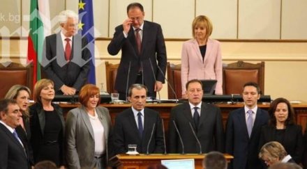 кабинетът заседава докато депутатите гласуват вот недоверие