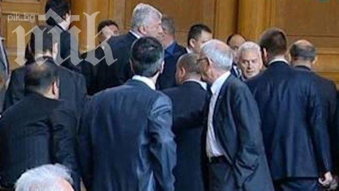 Цирк! ГЕРБ и „Атака“ на крачка от бой в парламента