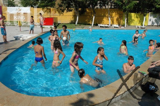 Кошмар! 80 деца се натровиха с химикали в бургаски басейн