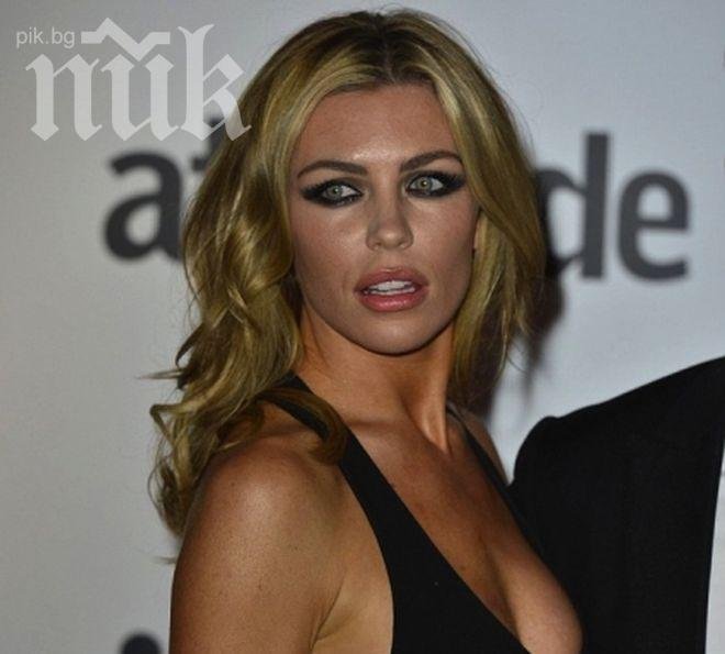 Аби Крауч показа бельото си под официална рокля (галерия)