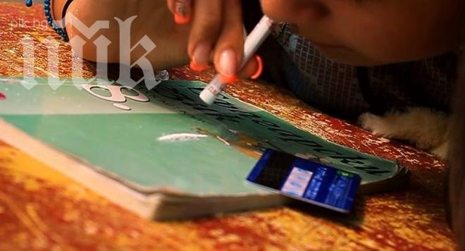 Скандално видео! Ученичка шмърка кокаин от учебник по български език за VIII клас