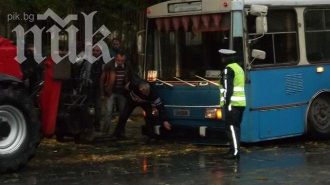 Тролей пропадна в дупка в Сливен (снимка)