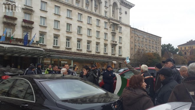 Орешарски влезе през централния вход на Шератон - получи освирквания и аплодисменти