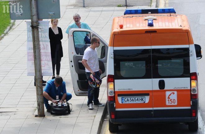 Мъж в безпомощно състояние лежа часове на спирка в столицата
