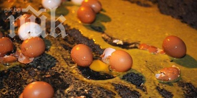 Екшън в Бургас! Бивш военен хвърля яйца и картофи по малки момиченца