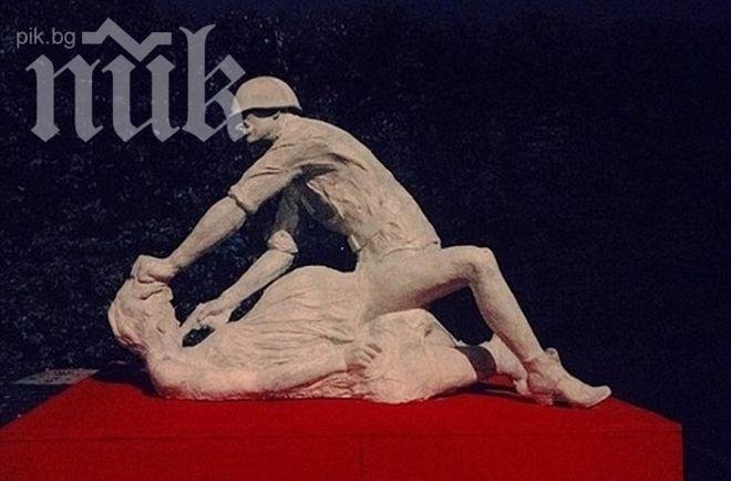 Шок! Направиха паметник на съветски войник, изнасилващ бременна германка