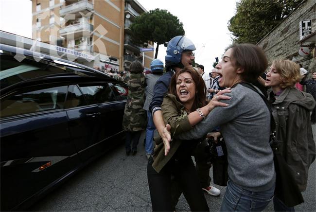 Италианци ритат ковчега на нациста Ерих Прибке, не дават да го погребат