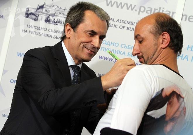 Орешарски раздава автографи, пускат тениски и рокли с неговия лик (снимки)