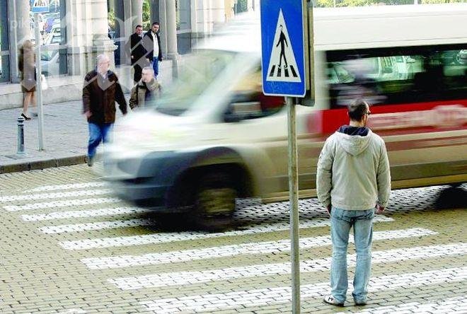 Младеж отне предимството на възрастна пешеходка и я блъсна