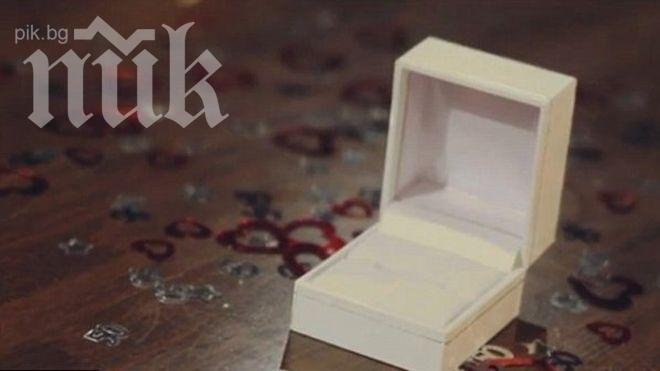 Романтика! Жена предложи брак на приятеля си с помощта на илюзионист (видео)