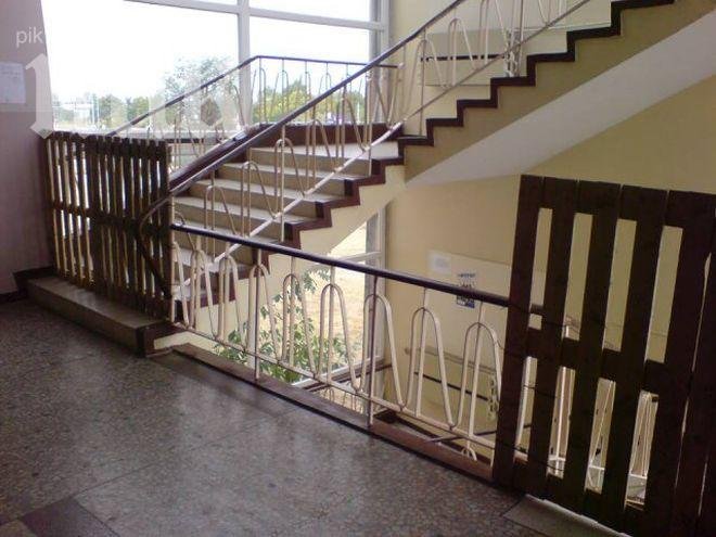 Опасно стълбище застрашава живота на деца в Английската гимназия в Пловдив (снимки)