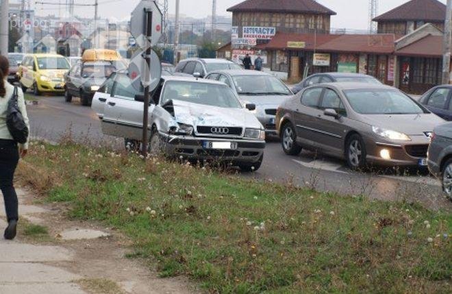 Икарус от градския транспорт отнесе автомобил във Варна