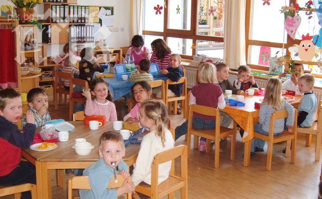 Падна таванът в пригодена за детска градина стая - 14 малчугани бяха вътре!