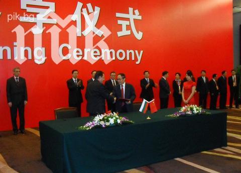 Дейли Телеграф: Китай изкупува Великобритания, а политиците се спотайват