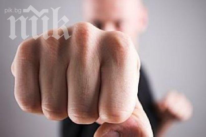 Посред бял ден пребиха и ограбиха мъж в Бургас