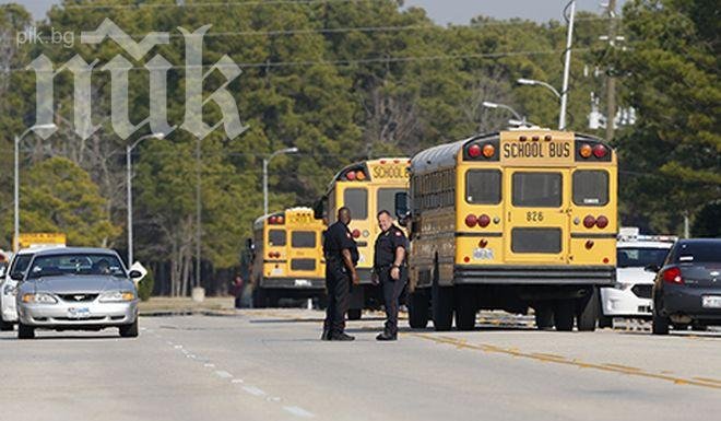 Въоръжен мъж атакува училищен автобус