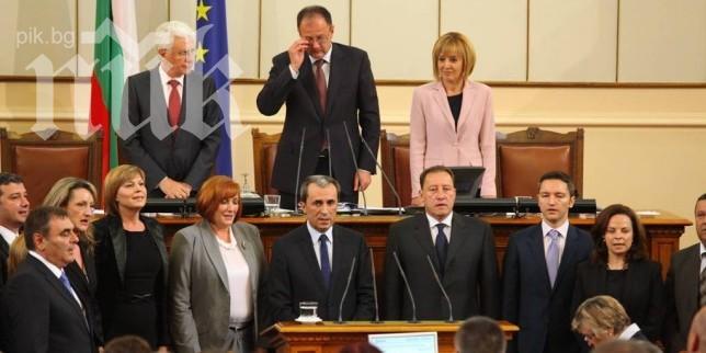 Кабинетът ще заседава, докато депутатите му гласуват вот на недоверие 