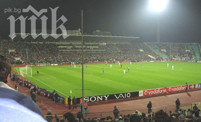 Първо в ПИК! Мъж припадна на стадиона по време на мача България-Чехия