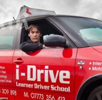 Незрящ взима изпита за шофьорска книжка 