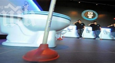 отвориха ресторант хората хранят тоалетни чинии