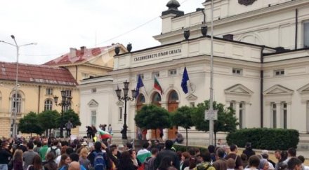 протестиращи искат поздравят подобаващо депутатите вечер