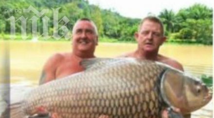 такава риба мъж хвана килограмов шаран снимка