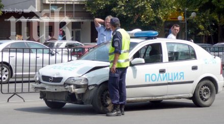 деца откраднаха кола повозят