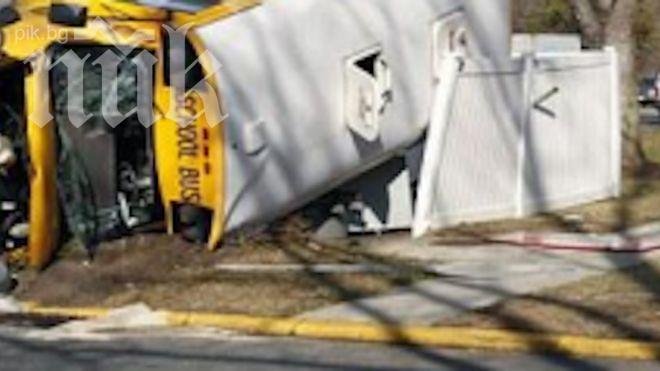 17 деца пострадаха при сблъсък на училищен автобус и товарен автомобил