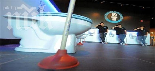 Отвориха ресторант, в който хората се хранят от тоалетни чинии