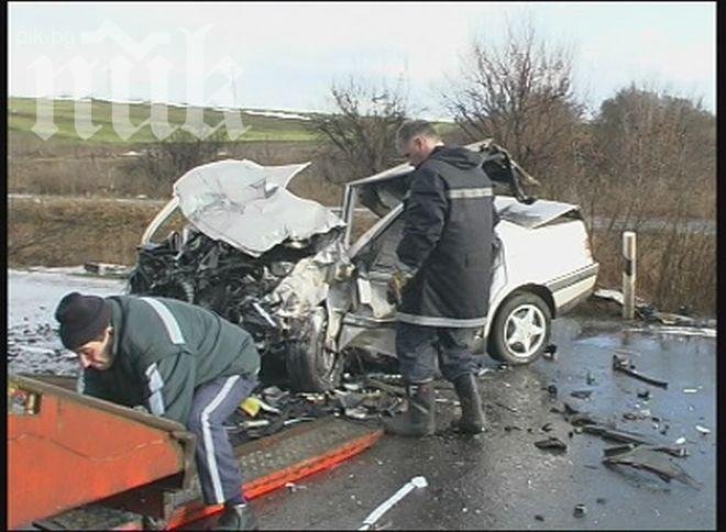 Автомобил с момче и момиче се обърна по таван