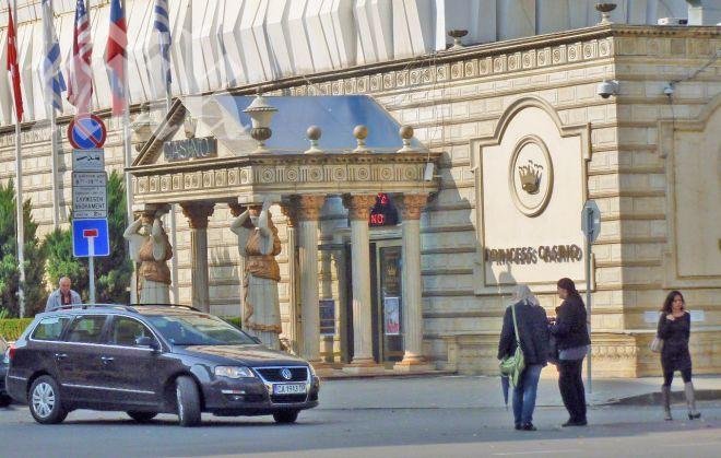 Сирийски бежанци бясно залагат в казината из София