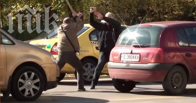 Нервни шофьори се млатиха с бухалки в центъра на София преди дербито (снимки + видео)