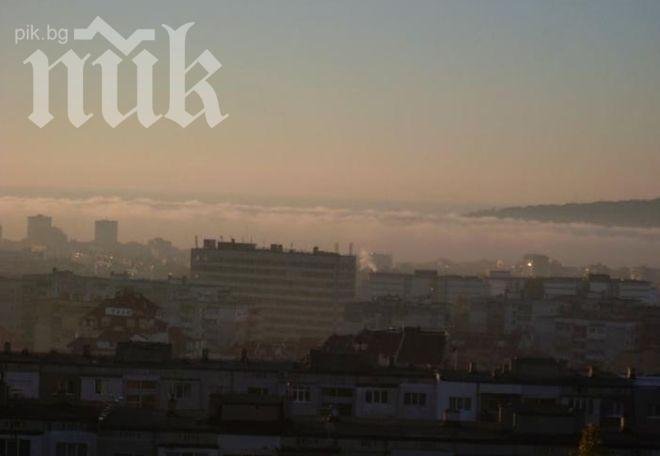 Мъгла като цунами уплаши Варна (снимка)