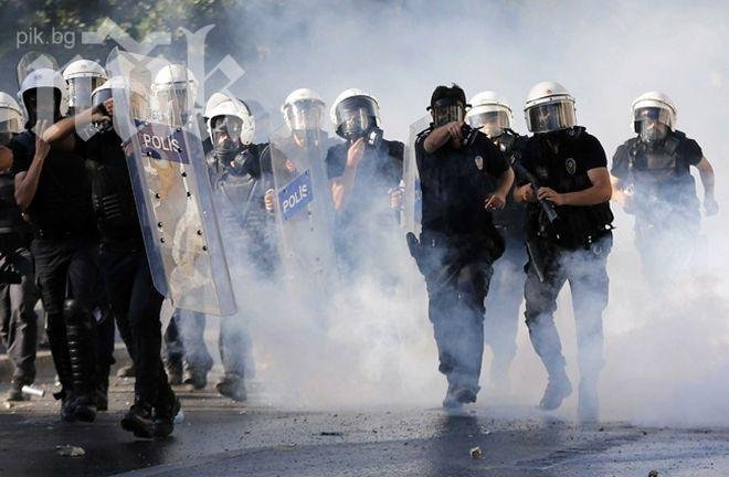 Турската полиция пръска с газ студенти
