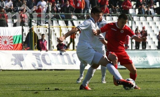 Стойчо Младенов тества Бадема за дербито с Левски