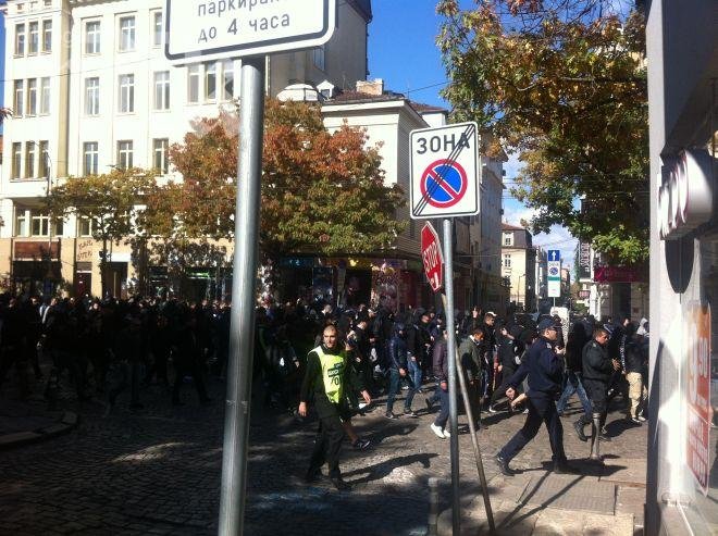Първо в ПИК! Сини ултраси мятат бомбички пред президентството (обновена)