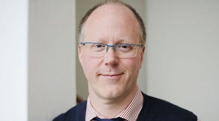 джордж ентуисъл подаде оставка заради педофилския скандал